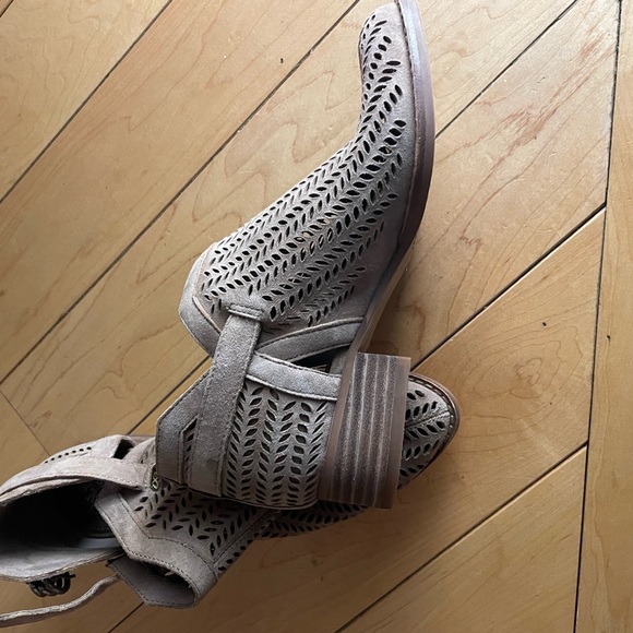 Tan perforated leather booties . Size 5. Never worn - Picture 4 of 6